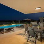 Luxurious Home In Tar *