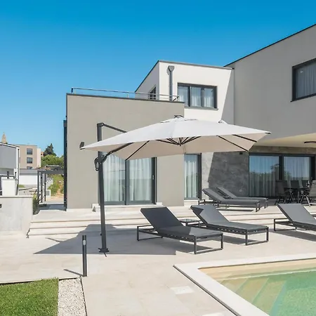 Luxurious In Tar בית נופש