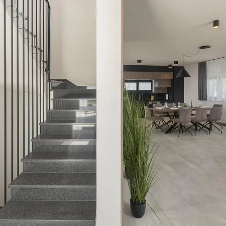 Luxurious Home In Tar 別荘