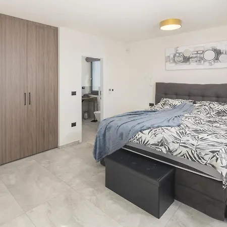 Lovely In Tar With Kitchen Holiday home *
