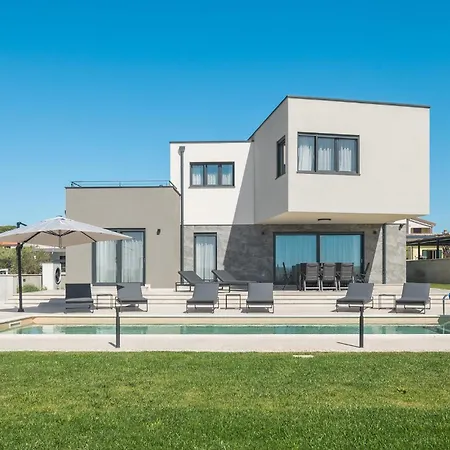 Luxurious Home In Tar 別荘 *