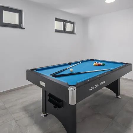 Lovely In Tar With Kitchen Tar-Vabriga